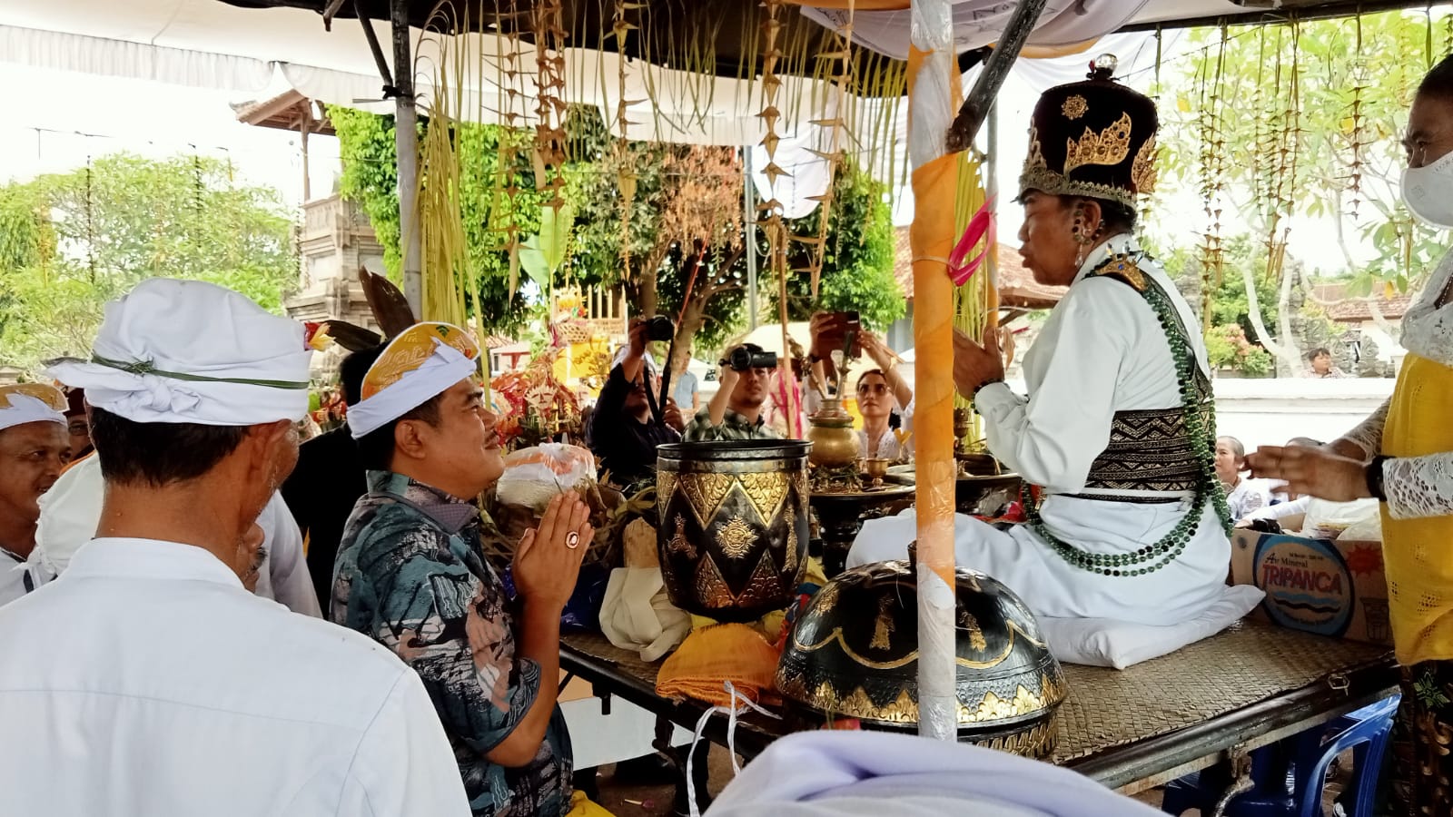 ACARA METATAH/POTONG GIGI MASSAL YANG DIADAKAN OLEH WHDI [[ANITA HINDU DHARMA INDONNESIA]  DI KAMPUNG DHAMA AGUNG MATARAM